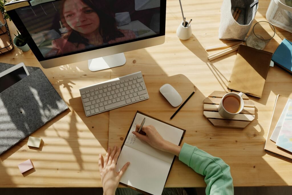 una mujer recibe clases por videoconferencia